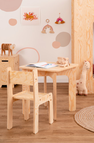 Kinderstuhl und Kindertisch aus Kiefernsperrholz in Naturholzfarbe